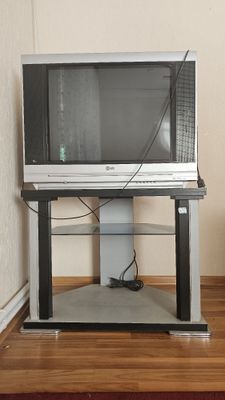 Телевизор LG с подставкой