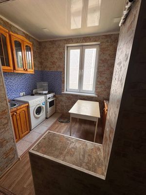 Сдаётся 1 комнатная переделанная в 2 х комнатную Дустлик 1.