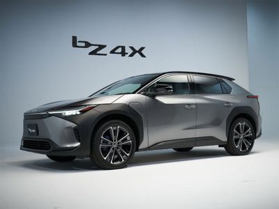 Toyota Bz4x oldi krelo arka orginal