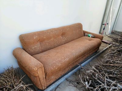 Divan sotiladi