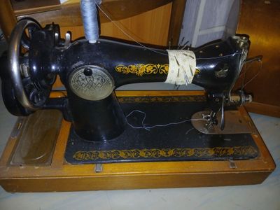 Продаю советскую швейную машинку