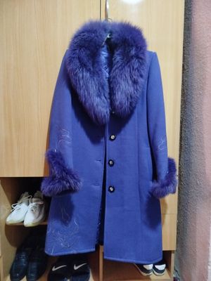 Palto sotiladi razmer 48 narxi 100.000 ming som