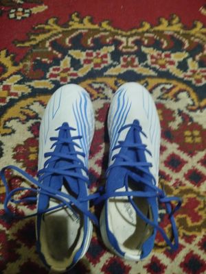 Adidas Butsa rangi oq yashidek aybi umuman yoq