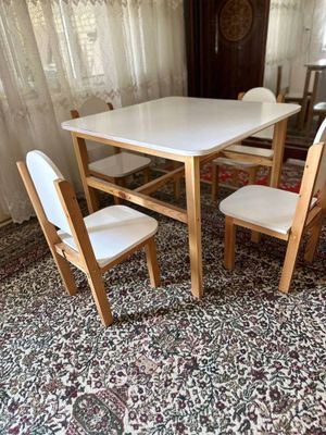 Детский столик продается в хорошем состоянии