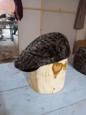 Қаракулча теридан тикилган ҳархел бош кийимлар.