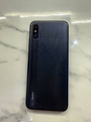 Redmi 9A 2023 radnoy holatda, o'zining zaryadchiklari ham bor.