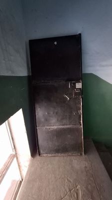 Темир эшик кулуфи билан