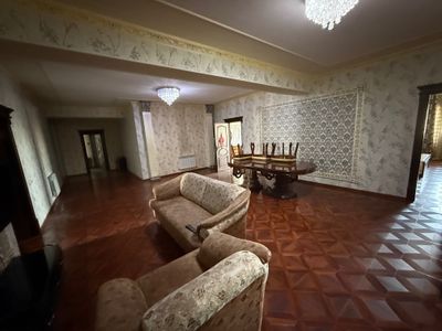 Сдается в аренду квартира 3х 2 уборные и холл, 200кв 1300$