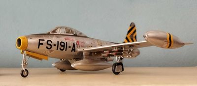 модель самолёта F-84E 1/72 Academy наглядное пособие