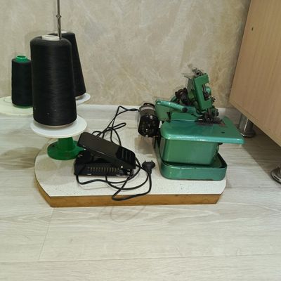 Петлительная швейная машинка (оверлок)