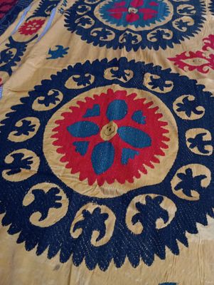 Sotiladi Uzbek milliy kashtalari qo'lda tikilgan
