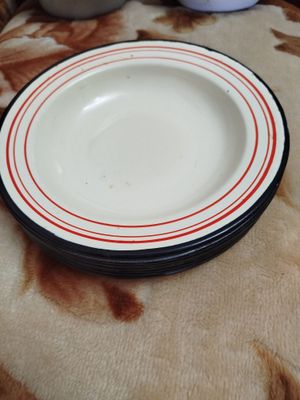 Продам эмалированные тарелки.