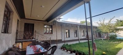 Zudlik bilan uy xovli sotiladi 4 sotik xamma sharoiti bor suv gaz svet