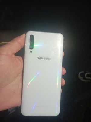 Samsung galaxy a50 4/64 gb sotiladi