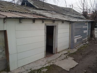 Продается срочно квартира-барак город Янгиюль . Свет газ вода подключе
