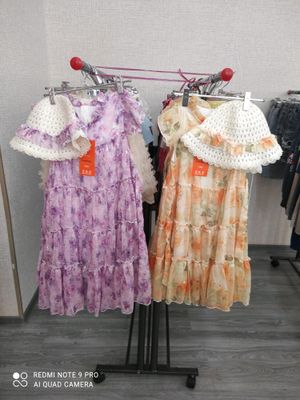 платье в разных расцветках, со шляпой