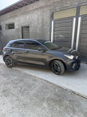 Kia rio sotiladi