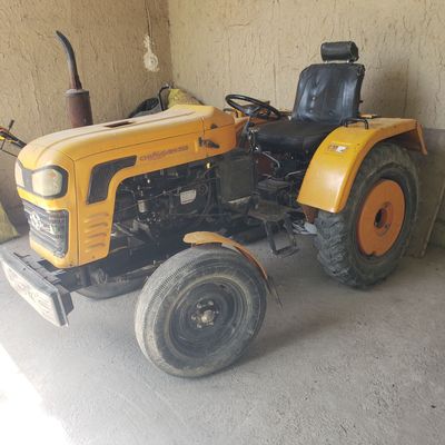 Traktor sotiladi