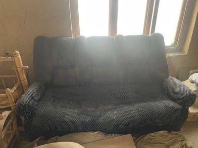 Shu ikita divan sotiladi