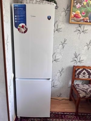 Продаю 2-х камерный Холодильник Midea с гарантией.