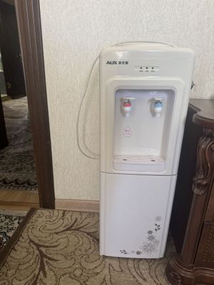 Kuler issiq suv muzdek suv ishlidi
