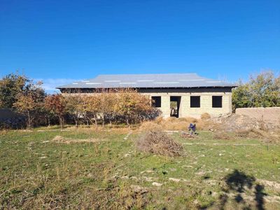 Hovli sotiladi – tayyor fundamentli, tomi yopilgan yangi uy