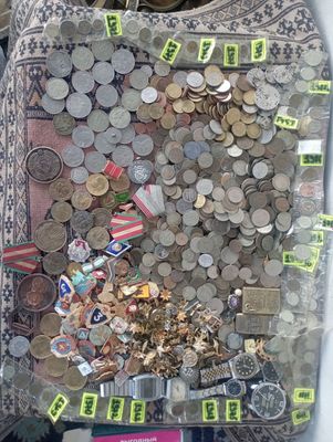 Tangalar va medallar zinachoklar soatlar va antikvar narsalar hammasi