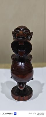 Авторская резная фигура Поющий мальчик.