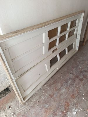 Eshik sotiladi razmeri boʻyi 2.05 ga eni 1.05
