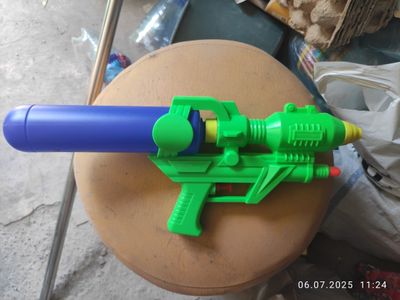Водяной пистолет игрушка