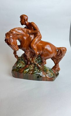 Керамическая статуэтка очень редкая купание красного коня