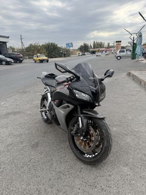 Honda cbr600rr sotiladi