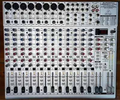 Микшерный пульт BEHRINGER