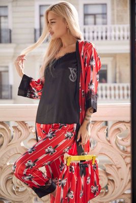 Yangi pijama bor birmarta kiyib korilgan