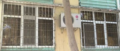 Окно akfa с решеткой