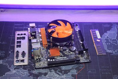Asrock H110/G4400/8 GB DDR4 / Bonusga kuller