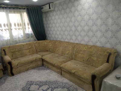 Продаётся мягкий уголок для гостиной с двумя пуфигами.состояние хороши