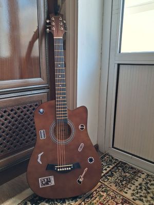 Gitara yangi sotoladi, struna chexolari bonusga