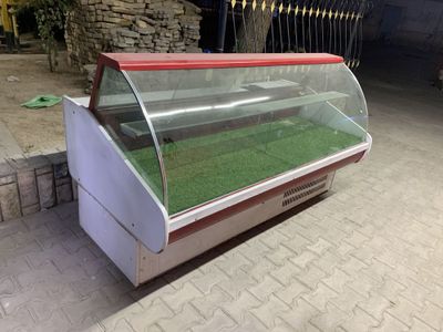 Vitriniy holodilnik sotiladi