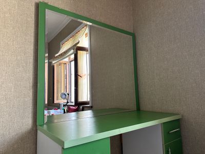 Продается туалетный столик/ трюмо