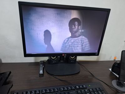 Срочно продаётся монитор от компьютера состояние отличное