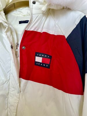 Tommy Hilfiger Qish mavsumi uchun kurtka