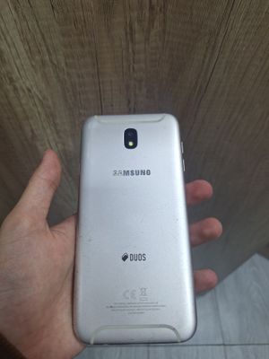 Samsung J7 pro .