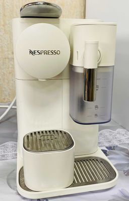 Капсульная кофемашина Nespresso DeLonghi Lattissima One. Почти новая