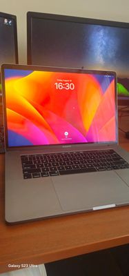 MacBook Pro 15 2018 — 16GB / 1TB SSD | Touchbar