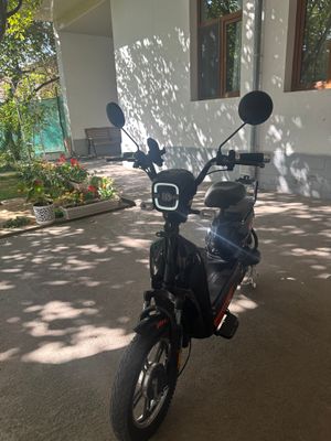 Скутер Velomax