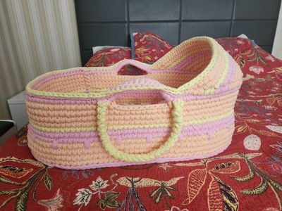 Вязанная люлька для новорожденного