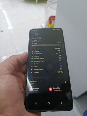 aybi ekran alishgan, orqa kamerasiga chang tólgan