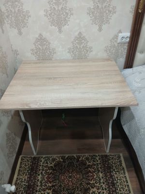 Продаётся стекланни стол 350 000 сум