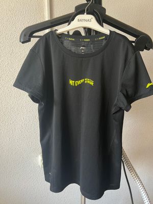 Спортивная футболка